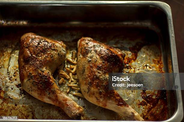 Pollo Las Piernas Del Horno Foto de stock y más banco de imágenes de Pollo al ajillo - Pollo al ajillo, Crujiente, Horno - Cocina