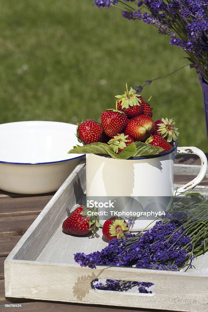 Erdbeeren und Lavendel auf einem Tablett - Lizenzfrei Duftend Stock-Foto