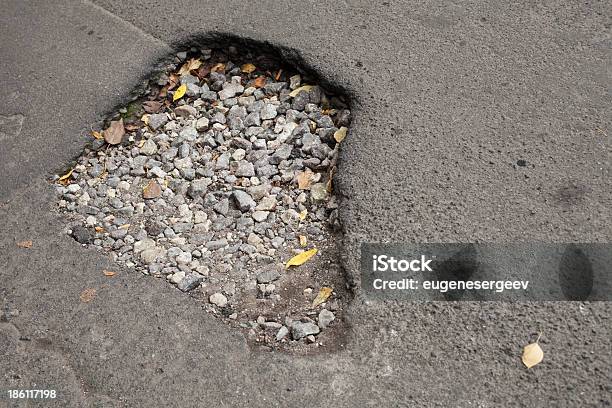 Pothole Mit Gravel Auf Beschädigten Städtische Asphalt Road Stockfoto und mehr Bilder von Alt