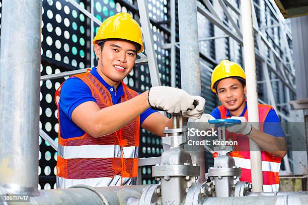 Asian Tecnici E Ingegneri Di Lavorare Su Valvola - Fotografie stock e altre immagini di Calore - Concetto - Calore - Concetto, Cina, Cinese