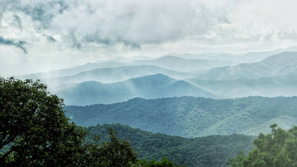 spectacular view in great smoky mountains national park. clingmans dome. tennessee. blue ridge mountains, north carolina. appalachian trails. hiking. asheville. west virginia. - tennessee great smoky mountains great smoky mountains national park north carolina imagens e fotografias de stock