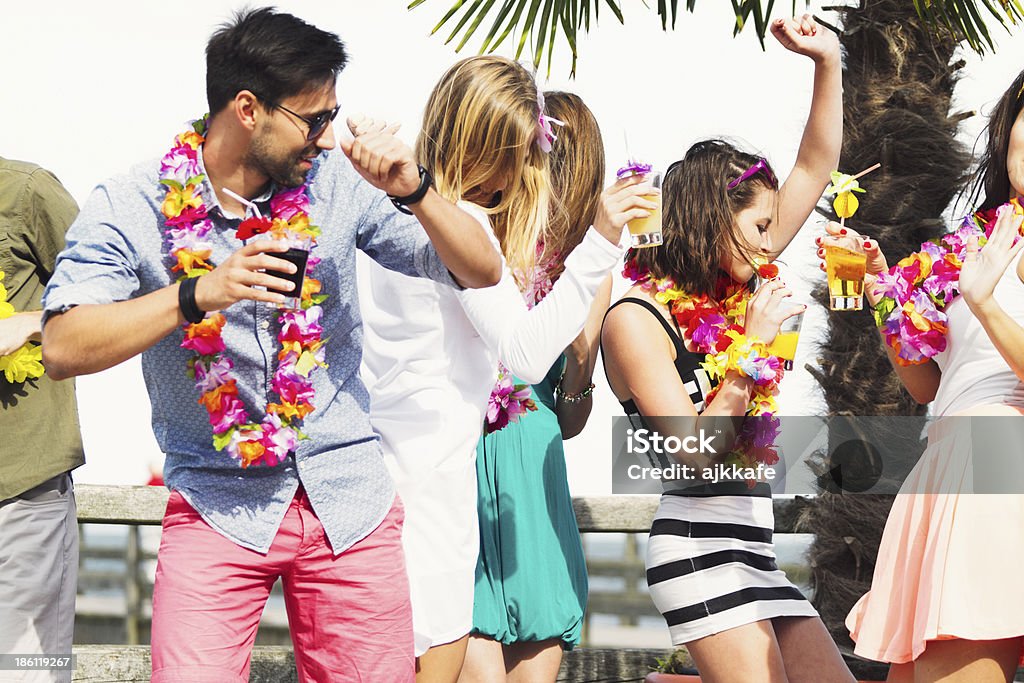 Fiesta de playa - Foto de stock de 20 a 29 años libre de derechos