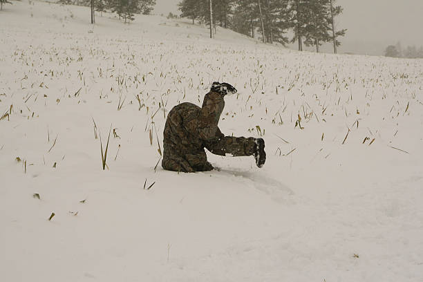 Homme se dresse sur la tête dans la neige - Photo