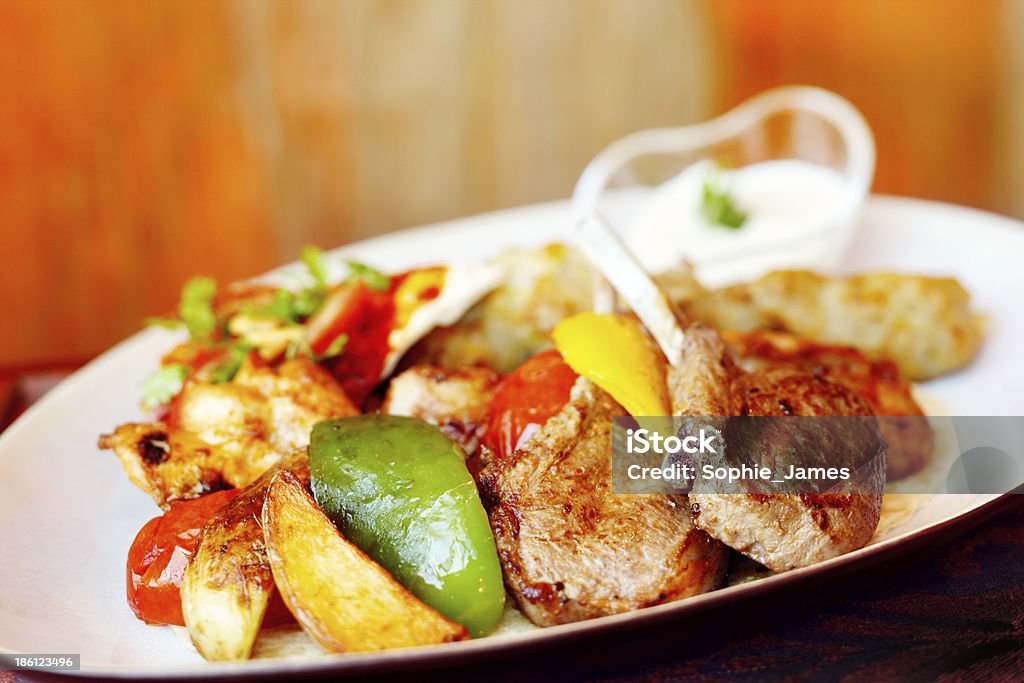 Grillplatte mit Lamm-Koteletts und Hühnchen und das capsicum & wedges - Lizenzfrei Am Spieß gebraten Stock-Foto