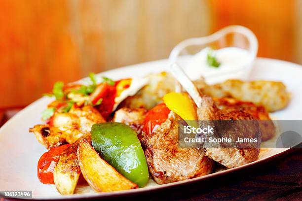 Grillplatte Mit Lammkoteletts Und Hühnchen Und Das Capsicum Wedges Stockfoto und mehr Bilder von Am Spieß gebraten