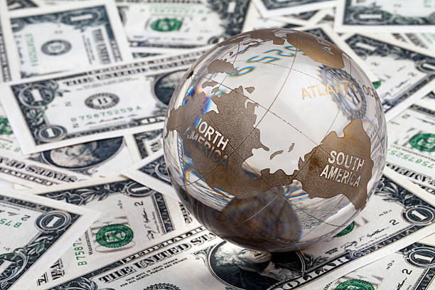 globo e banconote dollaro - global finance currency earth macro foto e immagini stock