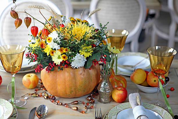 repas de fêtes - milieu de table photos et images de collection