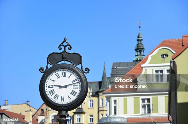 Photo libre de droit de Vieille Horloge Sur La Rue banque d'images et plus d'images libres de droit de Affaires - Affaires, Appartement, Architecture