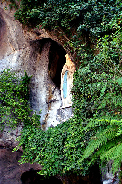 istock madonna di lourdes 186128186