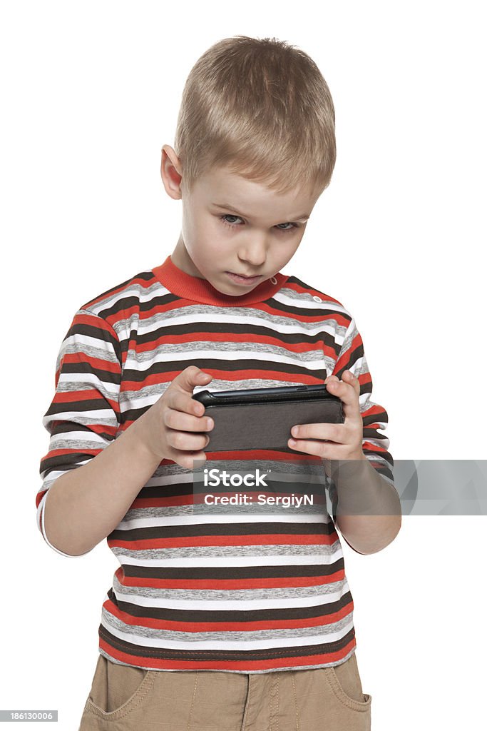 Молодой мальчик с gadget - Стоковые фото Белый фон роялти-фри