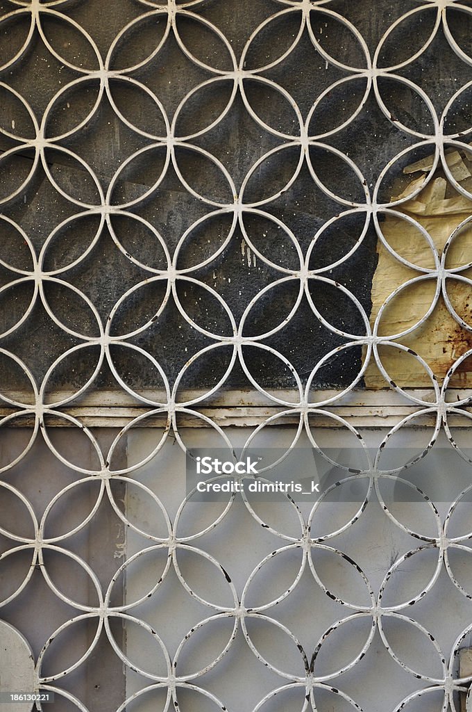 Заржавленный дверь круги motif - Стоковые фото Абстрактный роялти-фри