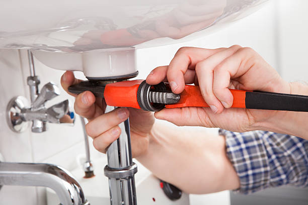 젊은 연관공 고정 a 가라앉다 욕실 - plumber bathroom repairing faucet 뉴스 사진 이미지