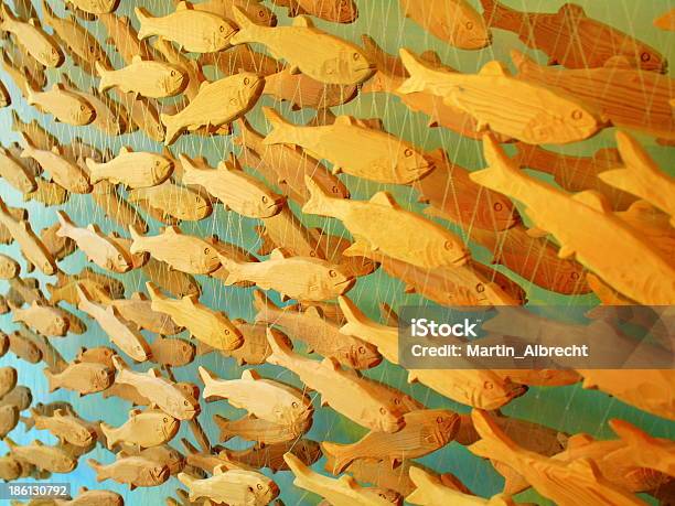 Fischschwarm Holzfischen Telemóvel Enxame De Madeira - Fotografias de stock e mais imagens de A caminho