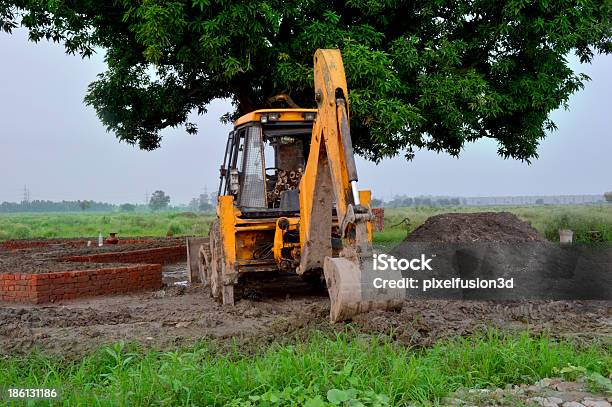 Grou Jcb - Fotografias de stock e mais imagens de Amarelo - Amarelo, Ao Ar Livre, Aparelho de Musculação