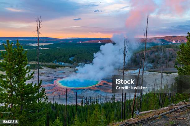 Grand Prismatic Géiser A Partir De Cima - Fotografias de stock e mais imagens de Ambiente dramático - Ambiente dramático, Ao Ar Livre, Arte e Artesanato - Objeto manufaturado