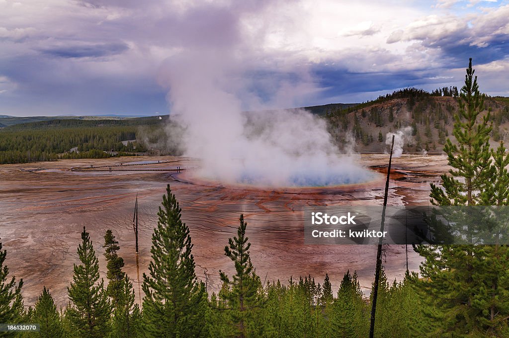 Grand pryzmatyczne Geyser z wyżej - Zbiór zdjęć royalty-free (Depresja - Land Feature)