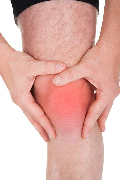 mann mit schmerzen knie - pain joint human hand arthritis stock-fotos und bilder