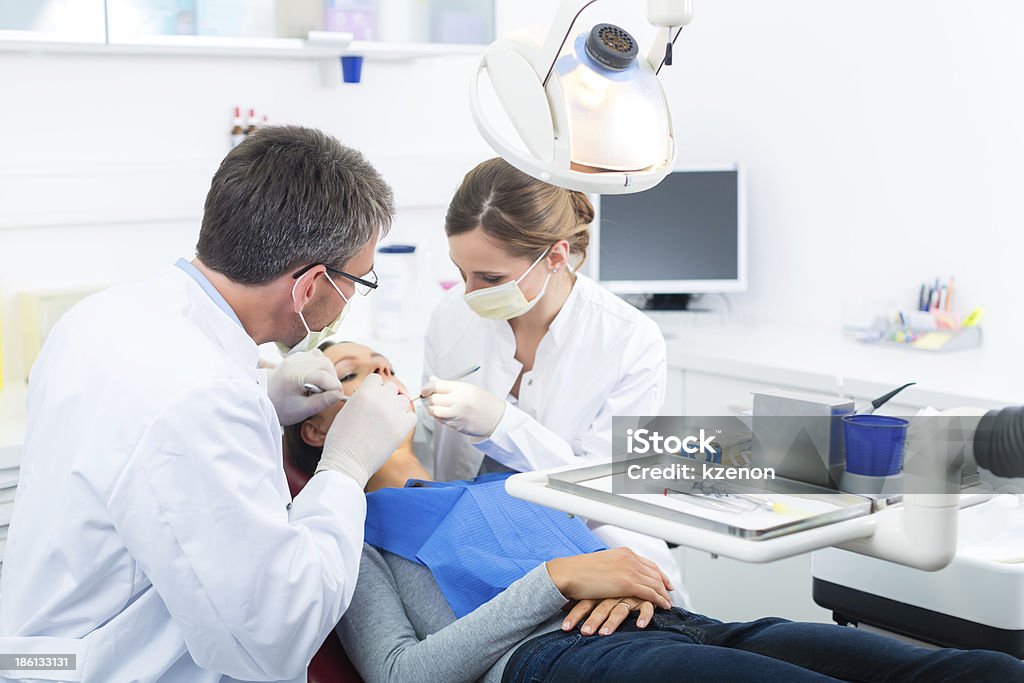Patient bei Zahnarzt-Zahnpflege-Behandlung - Lizenzfrei Zahnarzthelfer Stock-Foto
