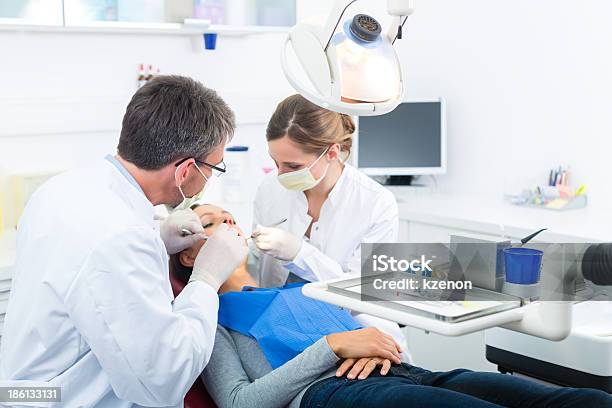 Patient Bei Zahnarztzahnpflegebehandlung Stockfoto und mehr Bilder von Zahnarzthelfer - Zahnarzthelfer, Zahnarztpraxis, Zahnarzt