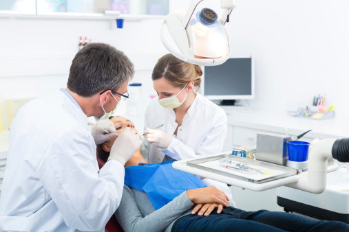 Paciente con tratamiento dental dentista - photo