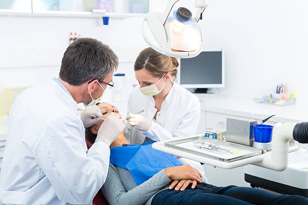 пациент с стоматолог и зубной лечения - dental assistent стоковые фото и изображения