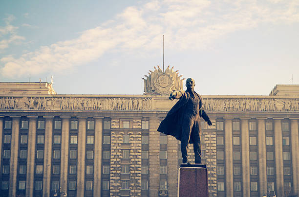 estátua de lenine em são petersburgo - vladimir lenin imagens e fotografias de stock