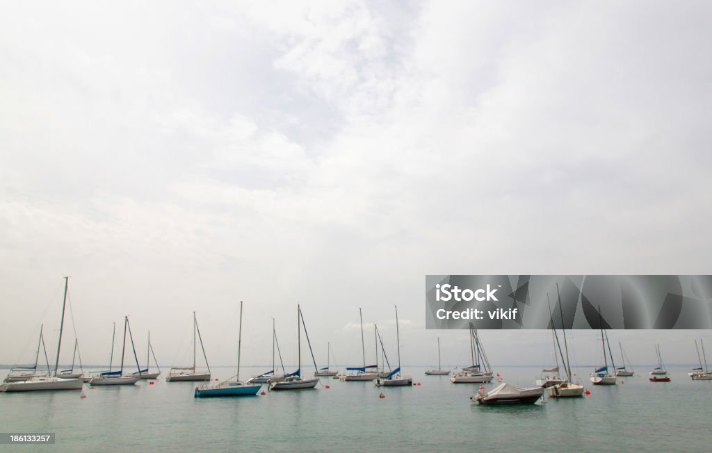 Barche a vela ancoraggio del Lago di Garda - Foto stock royalty-free di Albero maestro