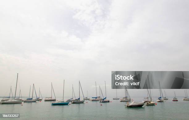 Barche A Vela Ancoraggio Del Lago Di Garda - Fotografie stock e altre immagini di Albero maestro - Albero maestro, Ambientazione esterna, Ambientazione tranquilla