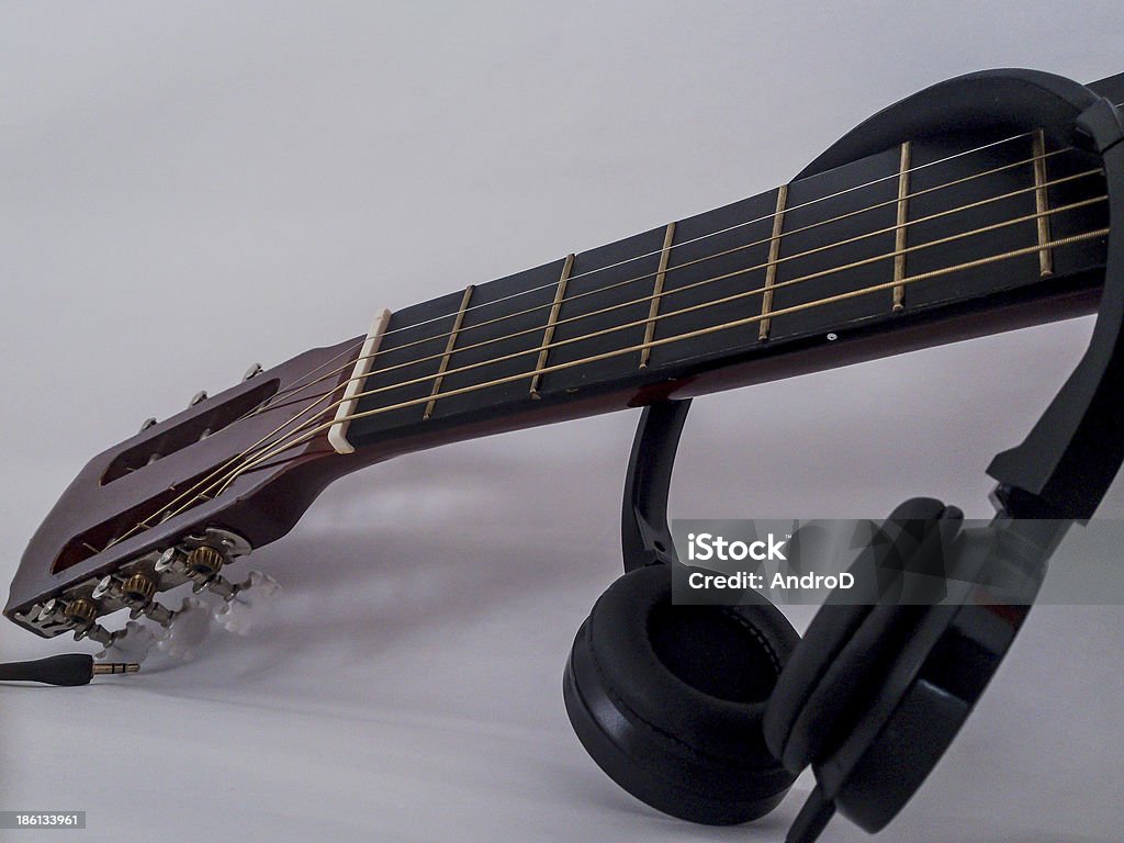 Guitarra con auriculares - Foto de stock de Auriculares - Equipo de música libre de derechos