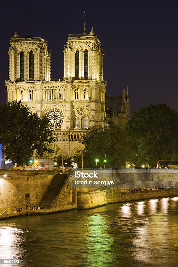 Notre Dame de Paris в темную ночь - Стоковые фото Архитектура роялти-фри