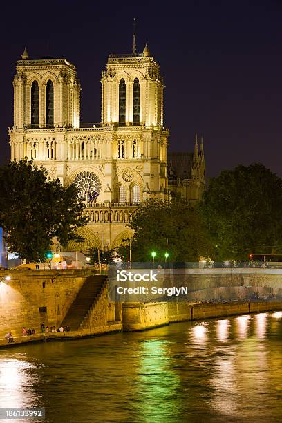 Notre Dame De Paris В Темную Ночь — стоковые фотографии и другие картинки Архитектура - Архитектура, Башня, Без людей
