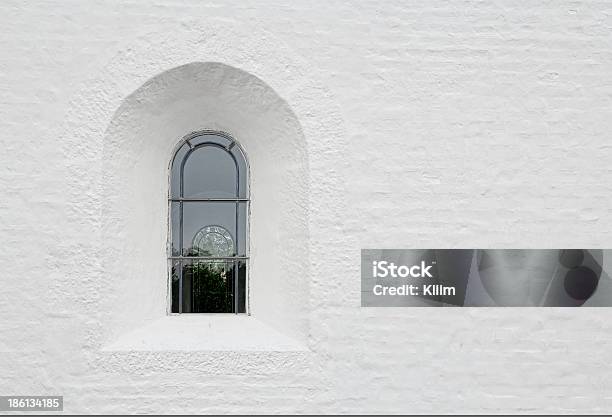 Iglesia De La Ventana En La Pared Blanca Foto de stock y más banco de imágenes de Aire libre - Aire libre, Antigualla, Arco - Característica arquitectónica