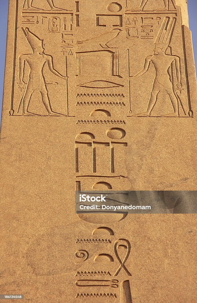 Hieróglifo antiga nas paredes do complexo de templos de Karnak, Luxor - Foto de stock de Amon royalty-free