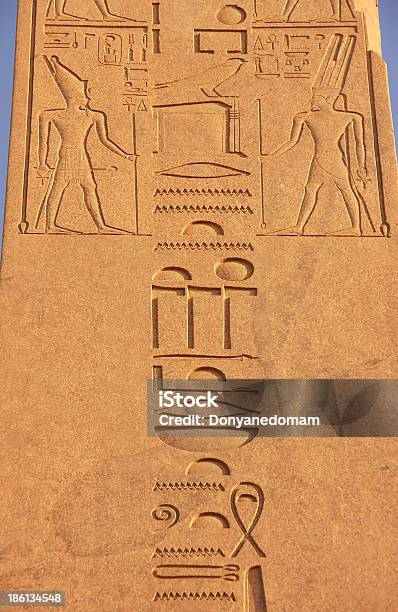 Foto de Hieróglifo Antiga Nas Paredes Do Complexo De Templos De Karnak Luxor e mais fotos de stock de Amon