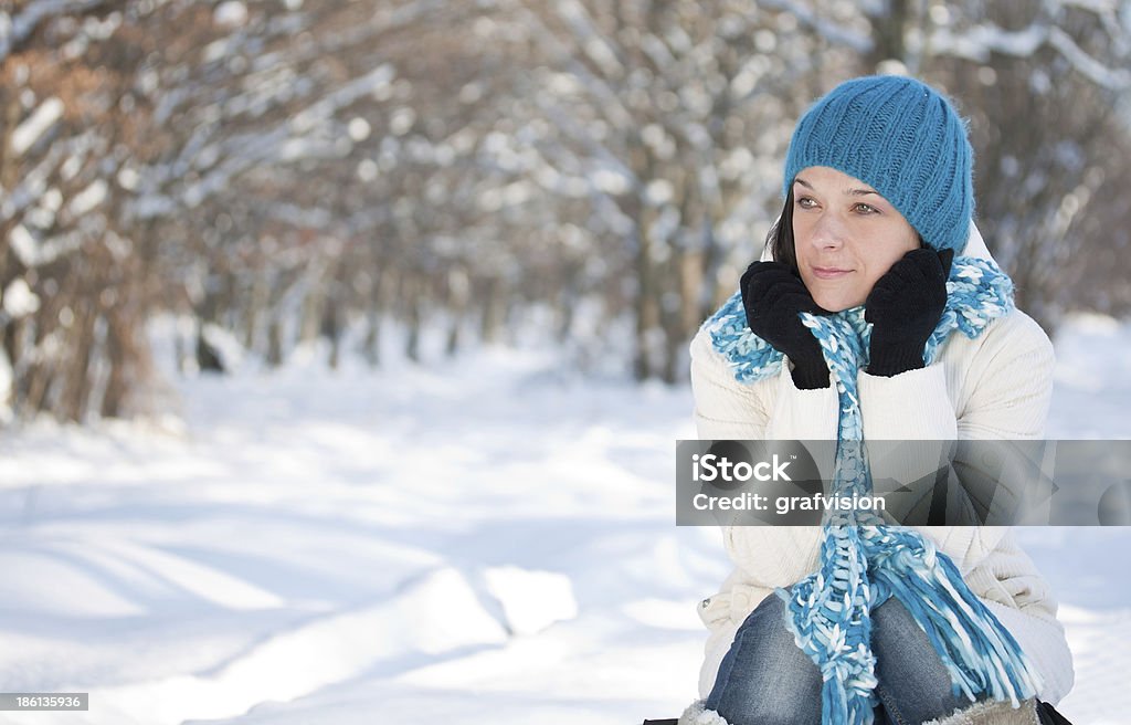 Femme dans la neige - Photo de Adulte libre de droits