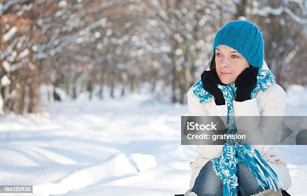 Женщина В Снегу — стоковые фотографии и другие картинки Весёлый - Весёлый, Взрослый, Время года
