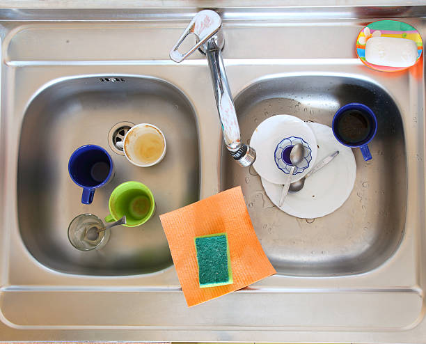 lavar-up no copo de cozinha - chrome cleaning transparent rag imagens e fotografias de stock