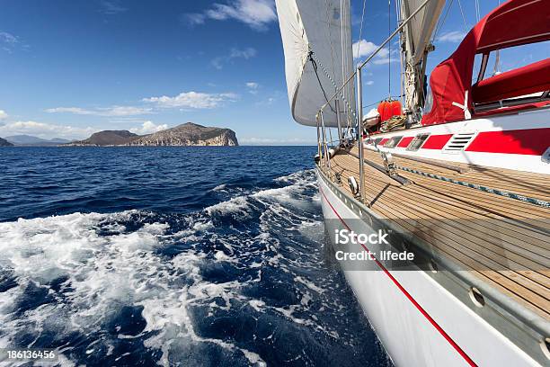 Vela Barco Na Sardenha Coast Itália - Fotografias de stock e mais imagens de Ao Ar Livre - Ao Ar Livre, Atividade, Atividade Recreativa