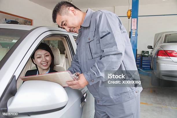 Mecânico Explicando De Mulher De Negócios - Fotografias de stock e mais imagens de Carro - Carro, Cliente, Mecânico de Carros