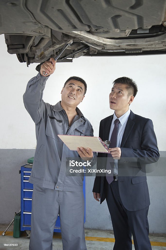 Mecânico explicando a Empresário - Royalty-free Cor preta Foto de stock