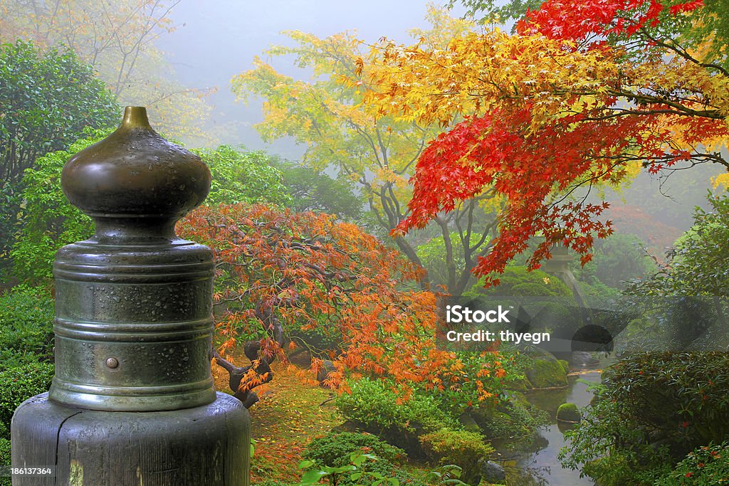 Finial en madera el puente en jardín japonés - Foto de stock de Amarillo - Color libre de derechos