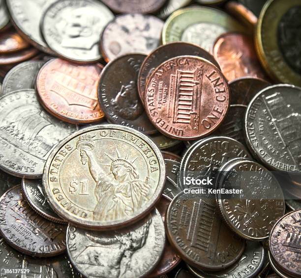 Foto de Pilha De Moedas Americanas Nós Dinheiro Moeda De Um Dólar Americano e mais fotos de stock de 25 centavos de dólar