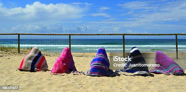 En Espera Foto de stock y más banco de imágenes de Amistad - Amistad, Arena, Azul