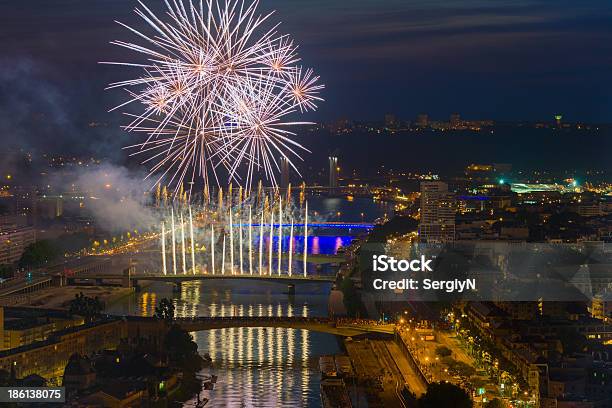 Photo libre de droit de Feux Dartifice Sur Le Sena banque d'images et plus d'images libres de droit de Pont - Pont, Rouen, Feu d'artifice