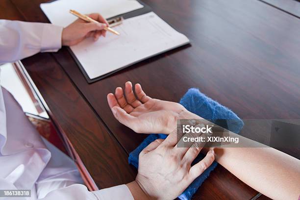 Nahaufnahme Der Hand Des Patienten Und Arzt Führt Puls Stockfoto und mehr Bilder von 25-29 Jahre