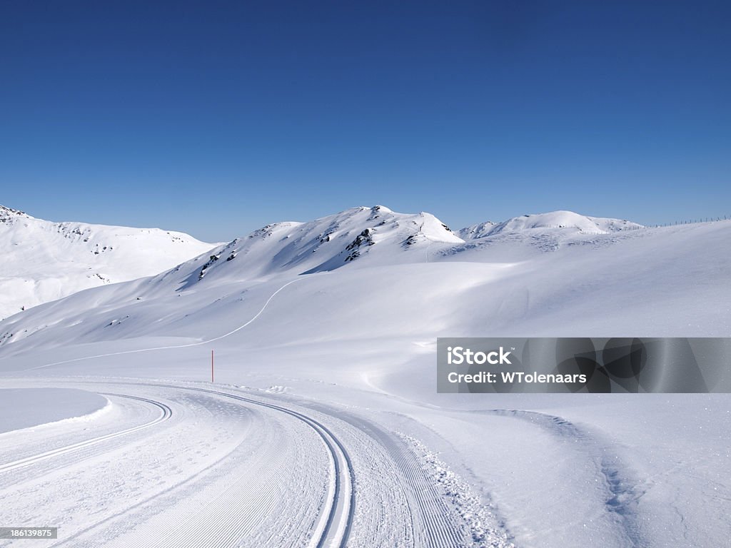 Inverno, trilhas para caminhadas e langlauf trail nos Alpes - Foto de stock de Alpes europeus royalty-free