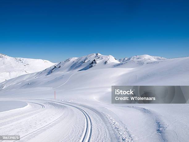 Foto de Inverno Trilhas Para Caminhadas E Langlauf Trail Nos Alpes e mais fotos de stock de Alpes europeus