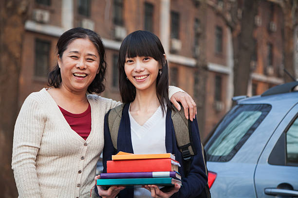 мать и дочь портрет перед предназначенного - chinese ethnicity student china asian ethnicity стоковые фото и изображения