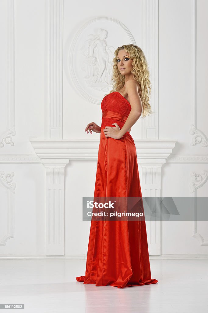 Belle femme en robe longue rouge. - Photo de Adulte libre de droits