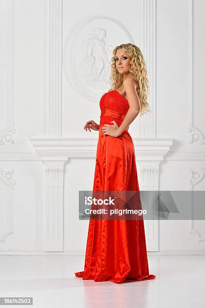 美しい Woman In Red のロングドレス - 1人のストックフォトや画像を多数ご用意 - 1人, イブニングドレス, カメラ目線